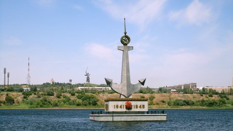 Плавучий памятник спустили на воду раньше времени