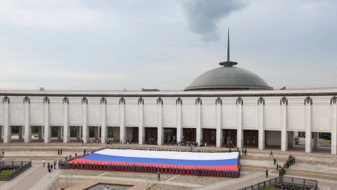 Масштабный флаг развернули у стен Музея Победы